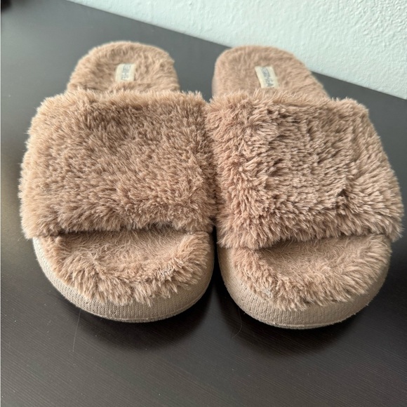 32 Degrees Men's Fuzzy Tan Slippers - Picture 1 of 5
